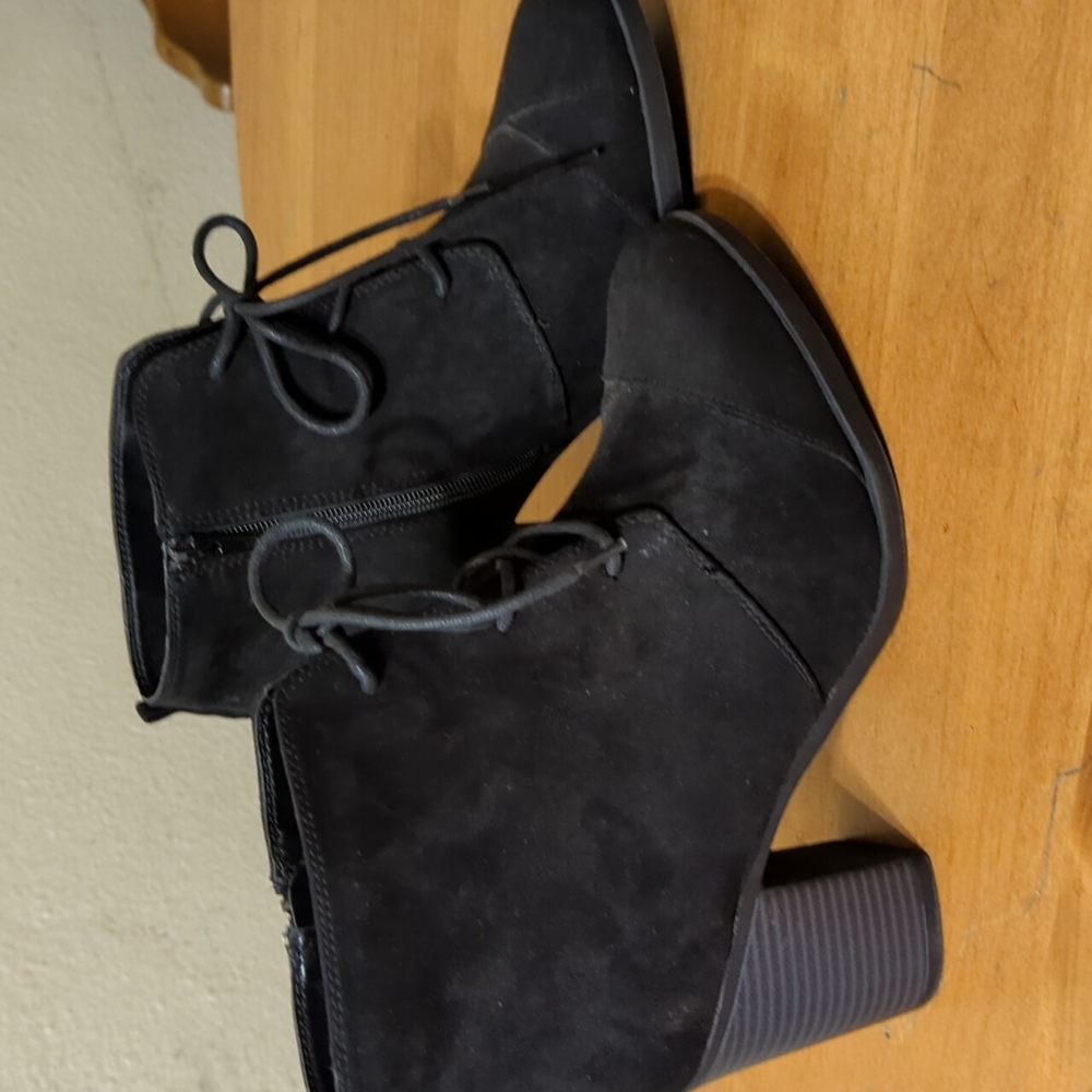 Toeto's Black Boots